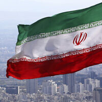 דגל איראן מתנוססס בטהרן (צילום: AP Photo/Vahid Salemi)