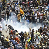 משטרה מנסה לפזר עם גז מדמיע אלפי מפגינים בקולומבו, סרי לנקה, 9 ביולי 2022 (צילום: AP Photo/Amitha Thennakoon)