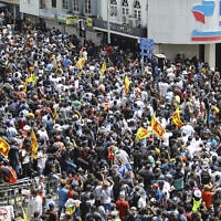 מפגינים בקולומבו, ברחוב המוביל לביתו של נשיא סרי לנקה, 9 ביולי 2022 (צילום: Amitha Thennakoon, AP)