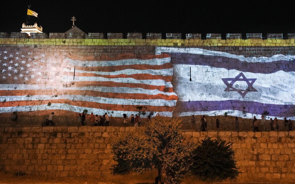 דגלי ישראל וארצות הברית על חומות העיר העתיקה לרגל יום העצמאות האמריקאי, 4 ביולי 2022 (צילום: AP Photo/Mahmoud Illean, File)