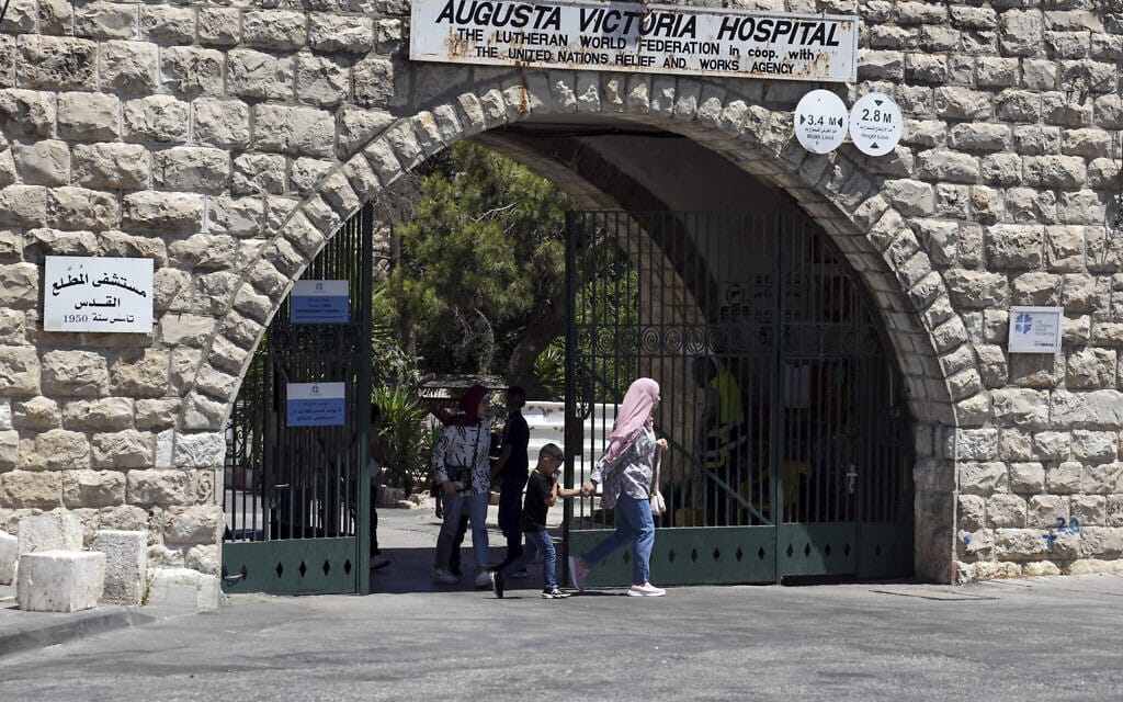 מבקרים עוזבים את בית החולים אוגוסטה ויקטוריה במזרח ירושלים, 11 ביולי 2022 (צילום: AP Photo/Mahmoud Illean)