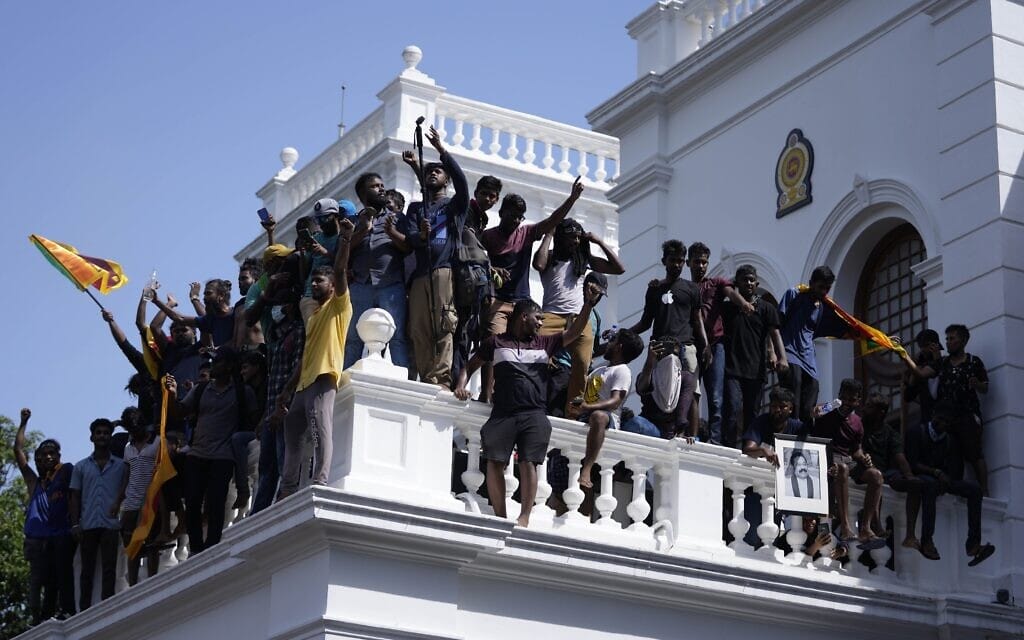 מפגינים בסרי לנקה פרצו למשרדו של ראש הממשלה בדרישה שיתפטר. קולומבו, סרי לנקה, 13 ביולי 2022 (צילום: AP Photo/Eranga Jayawardena)