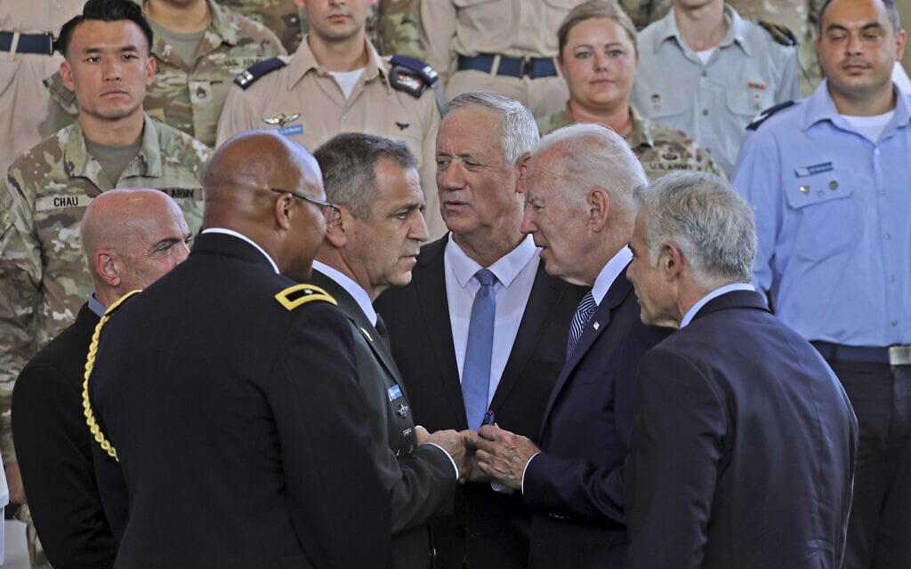 ראש הממשלה יאיר לפיד לצד נשיא ארה&quot;ב ג&#039;ו ביידן, שר הביטחון בני גנץ והרמטכ&quot;ל אביב כוכבי, 13 ביולי 2022 (צילום: Gil Cohen-Magen/Pool via AP)