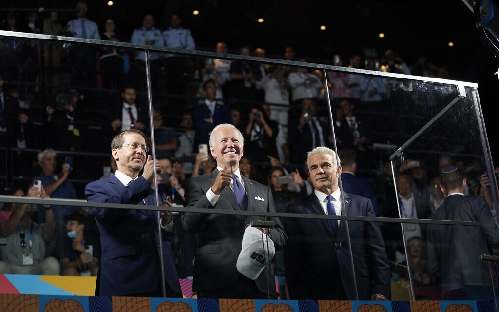 נשיא ארצות הברית ג'ו ביידן, הנשיא יצחק הרצוג וראש הממשלה יאיר לפיד צופים, מאחורי זכוכית משוריינת, בטקס הפתיחה של המכבייה, 14 ביולי 2022 (צילום: Evan Vucci, AP)