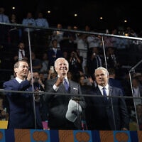 נשיא ארצות הברית ג'ו ביידן, הנשיא יצחק הרצוג וראש הממשלה יאיר לפיד צופים, מאחורי זכוכית משוריינת, בטקס הפתיחה של המכבייה, 14 ביולי 2022 (צילום: Evan Vucci, AP)