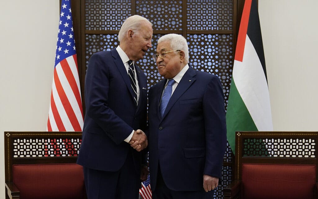 נשיא ארה"ב ג'ו ביידן עם ראש הרשות הפלסטינית מחמוד עבאס (אבו מאזן) ברמאללה, 15 ביולי 2022 (צילום: AP Photo/Evan Vucci)