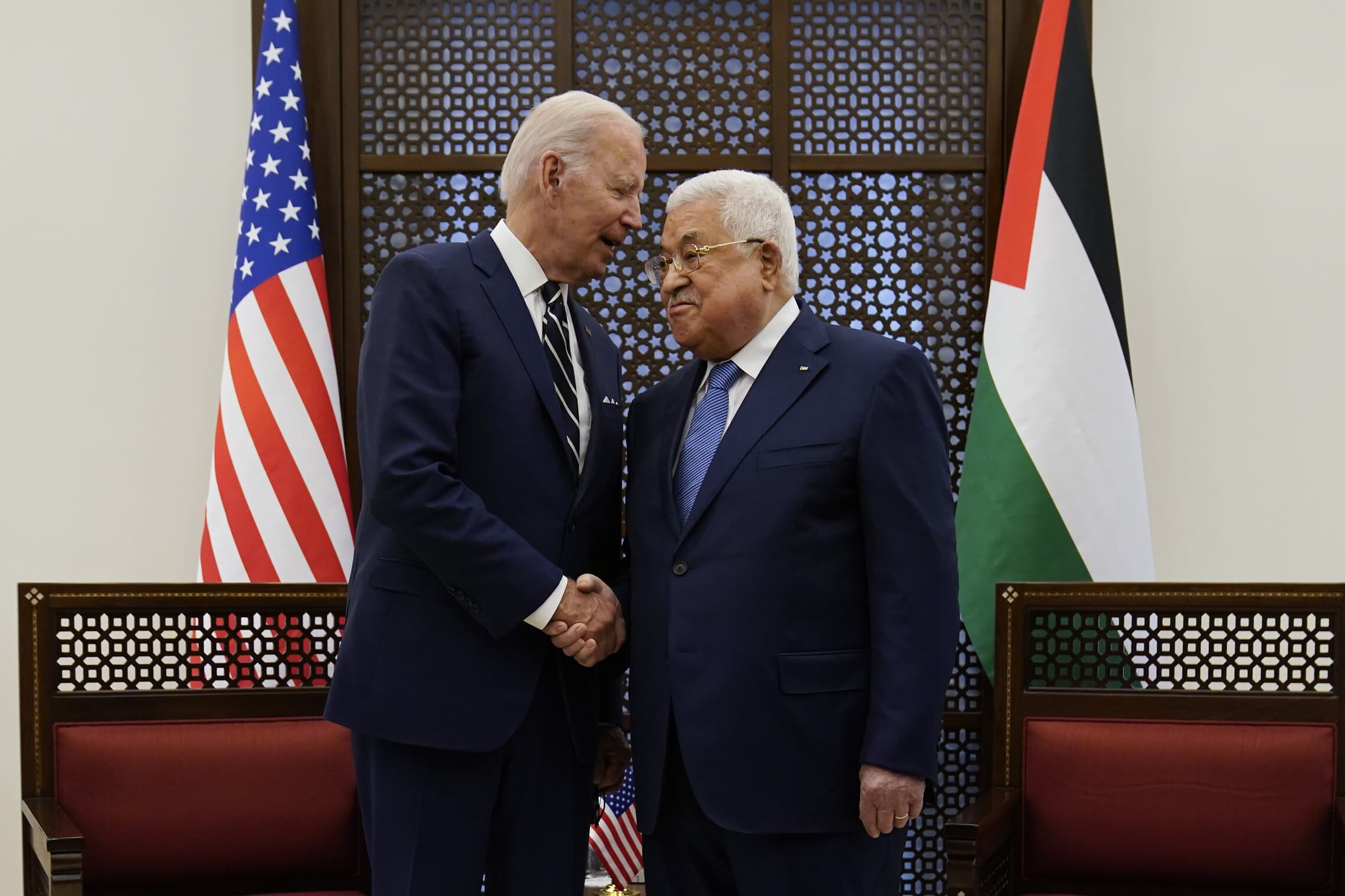 נשיא ארה&quot;ב ג&#039;ו ביידן עם ראש הרשות הפלסטינית מחמוד עבאס (אבו מאזן) ברמאללה, 15 ביולי 2022 (צילום: AP Photo/Evan Vucci)