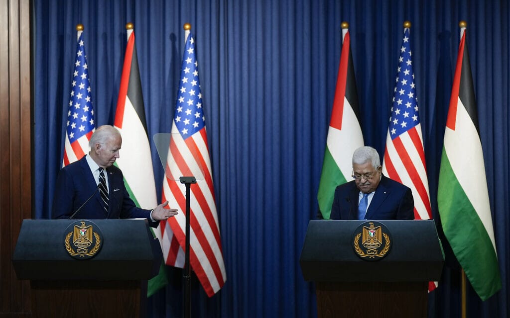יו"ר הרשות הפלסטינית מחמוד עבאס ונשיא ארה"ב ג'ו ביידן במסיבת עיתונאים בבית לחם, 15 ביולי 2022 (צילום: AP Photo/Majdi Mohammed)