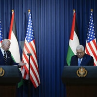 יו"ר הרשות הפלסטינית מחמוד עבאס ונשיא ארה"ב ג'ו ביידן במסיבת עיתונאים בבית לחם, 15 ביולי 2022 (צילום: AP Photo/Majdi Mohammed)