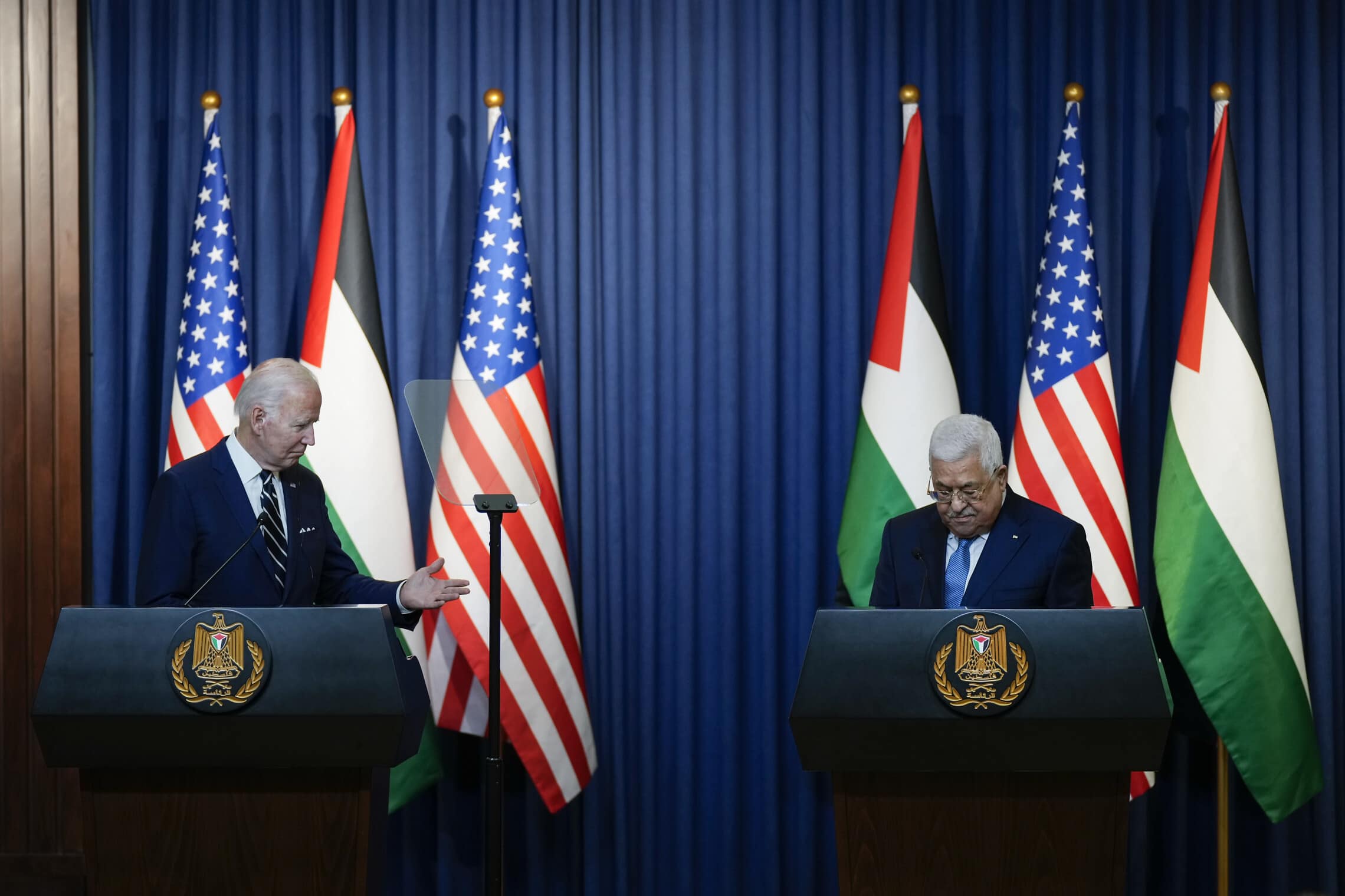 יו&#8221;ר הרשות הפלסטינית מחמוד עבאס ונשיא ארה&#8221;ב ג&#8217;ו ביידן במסיבת עיתונאים בבית לחם, 15 ביולי 2022 (צילום: AP Photo/Majdi Mohammed)