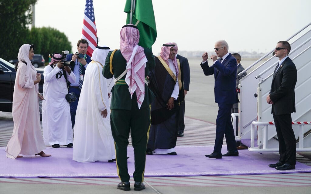 הנשיא ביידן מגיע לנמל התעופה עבדולעזיז בערב הסעודית, 15 ביולי 2022 (צילום: AP Photo/Evan Vucci)