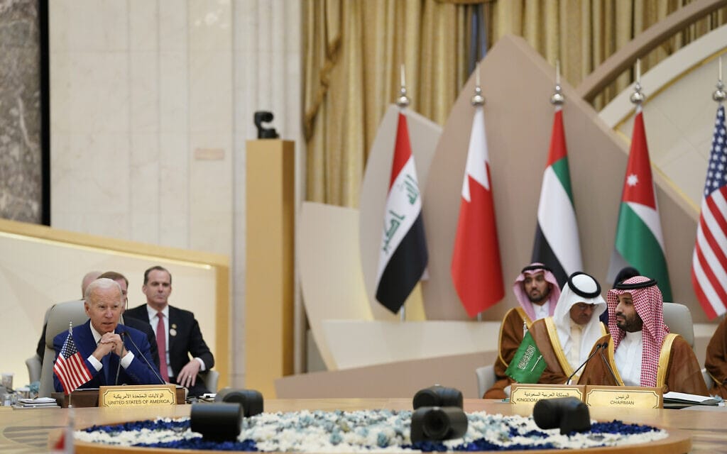 נשיא ארצות הברית ג'ו ביידן בכינוס של מועצת שיתוף הפעולה של מדינות המפרץ בג'דה; משמאלו – יורש העצר הסעודי מוחמד בן סלמאן, 16 ביולי 2022 (צילום: Evan Vucci, AP)
