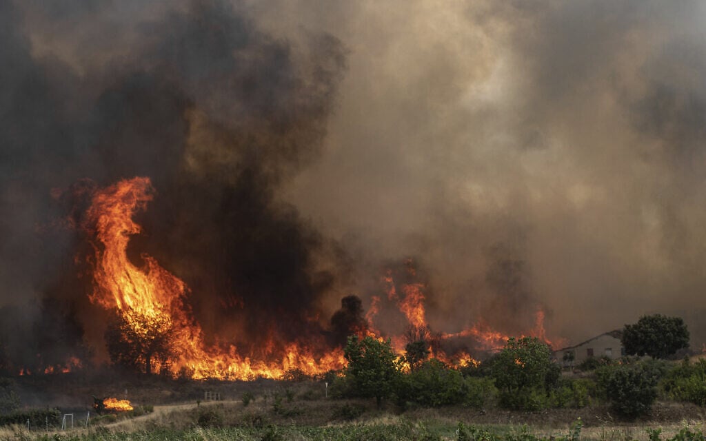 שריפות ענק בספרד בעקבות גל החום הקיצוני, 18 ביולי2022 (צילום: AP Photo/Emilio Fraile)