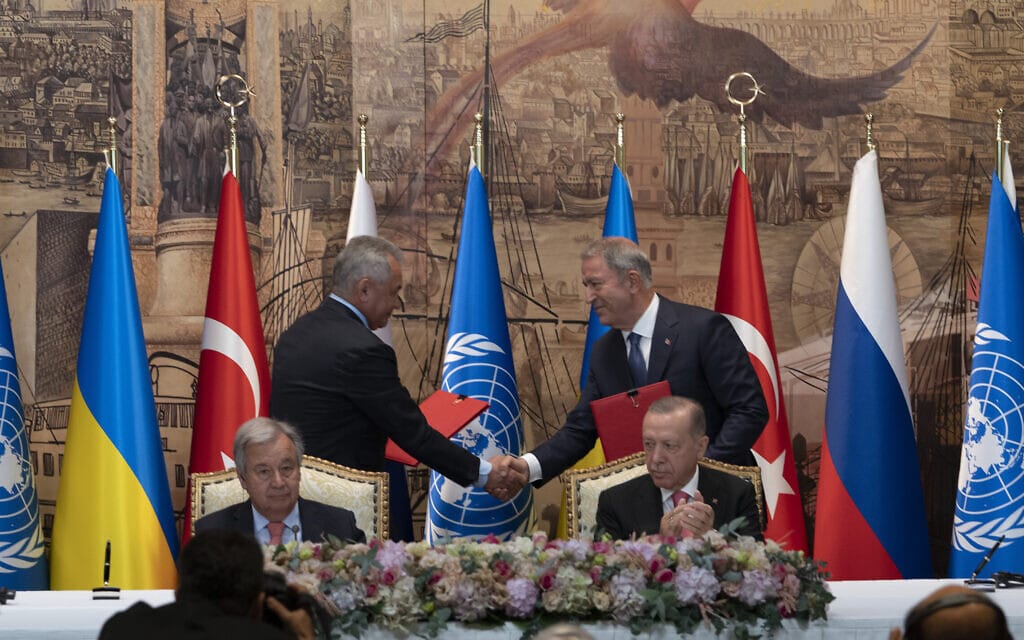 נציגי רוסיה ואוקראינה לוחצים ידיים בחתימת ההסכם לייצור החיטה בחסות נשיא טורקיה ארדואן ומזכיר האו״ם גוטיירש, 22 ביולי 2022 (צילום: AP Photo/Khalil Hamra)