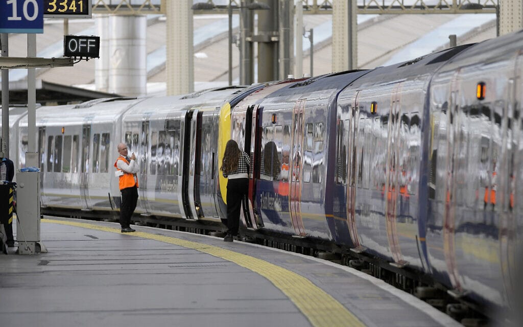 רכבת עומדת בתחנת ווטרלו בזמן שביתה של עובדי הרכבות בבריטניה בדרישה להעלאת שכרם, 27.6.2022 (צילום: AP Photo/Frank Augstein)