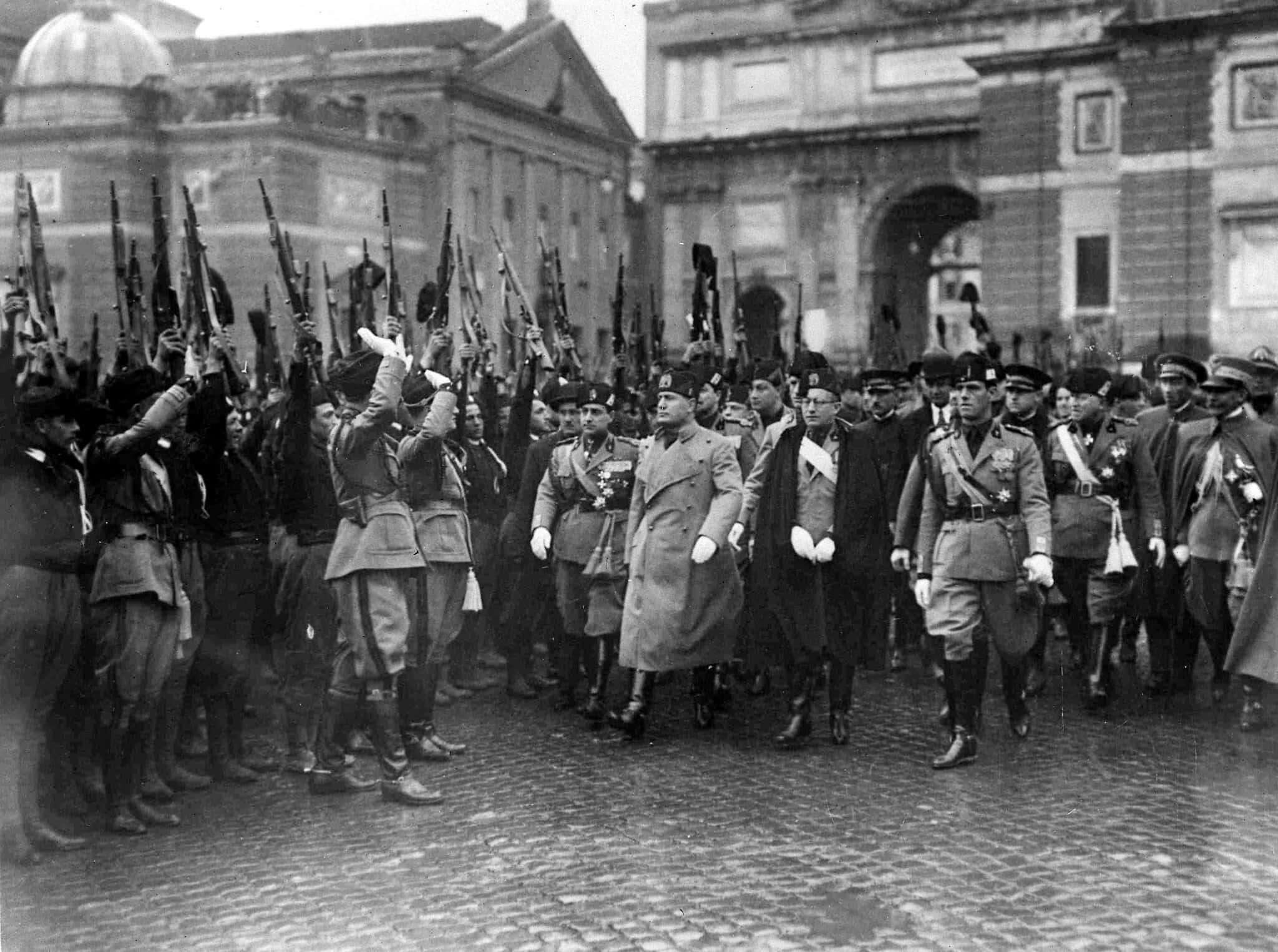 בניטו מוסוליני (שלישי מימין) מתקבל על ידי חייליו ברומא, 28 במרץ 1928 (צילום: AP Photo)