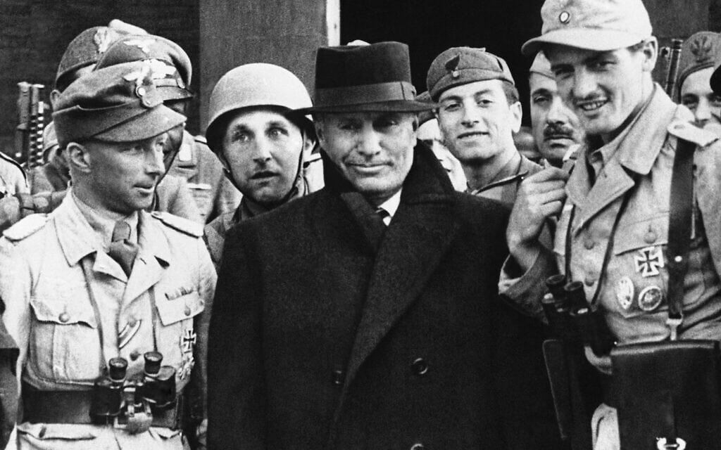 הרודן האיטלקי בניטו מוסוליני (במרכז) עוזב את בית המלון גראן סאסו בהרי האפנינים שמצפון לרומא, 2 באוקטובר 1943 (צילום: AP Photo)