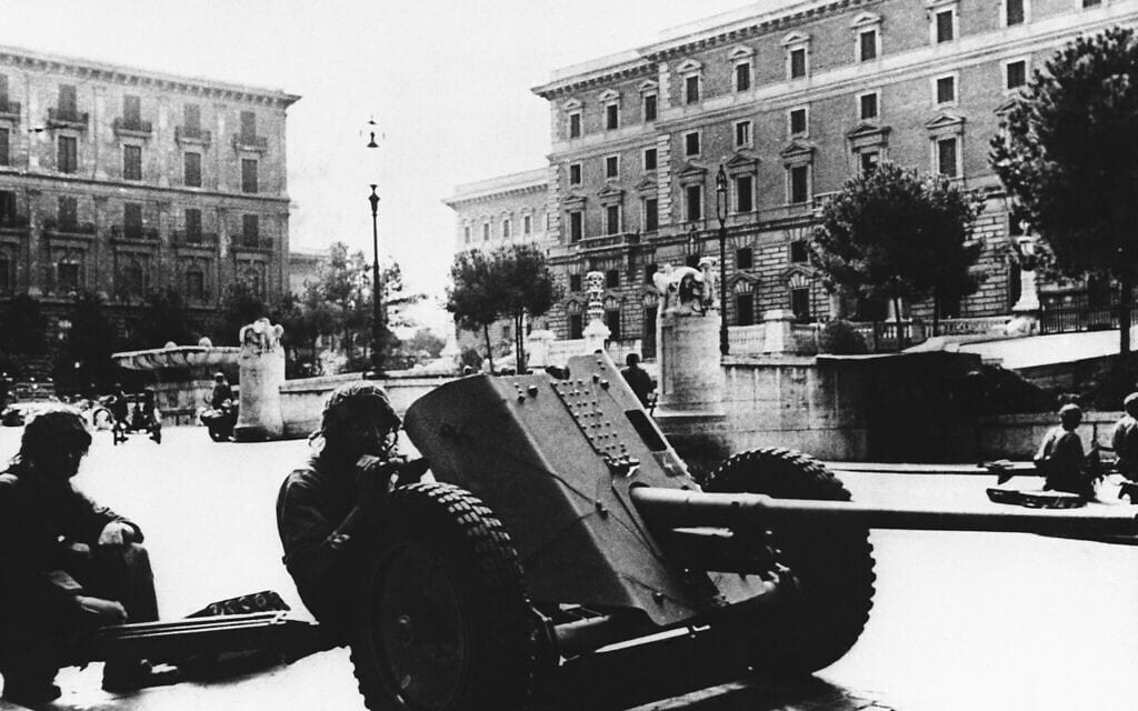 צנחנים גרמנים מתמקמים מול משרד הפנים ברומא, 2 באוקטובר 1943 (צילום: AP Photo)