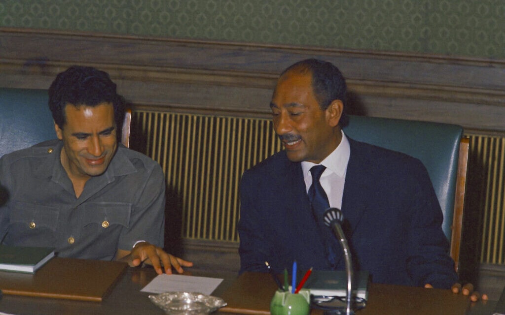 אנואר סאדאת ומועמר קדאפי ב-4 ביולי1973 (צילום: AP Photo)