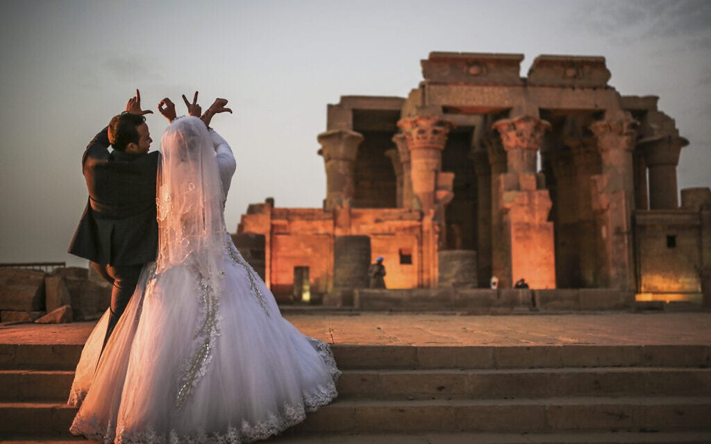 זוג מתחתן במצרים ליד המסגד קום אומבו, צפונית לאסוואן. אילוסטרציה (צילום: AP Photo/Mosa&#039;ab Elshamy)