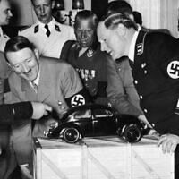 אדולף היטלר מתפעל ממודל מכונית של פולקסווגן (צילום: רשות הציבור)