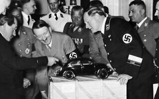 אדולף היטלר מתפעל ממודל מכונית של פולקסווגן (צילום: רשות הציבור)