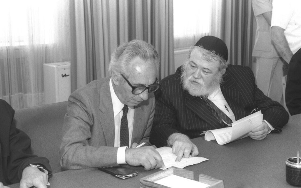 ח&quot;כ אברהם שפירא בפגישה עם ראש הממשלה שמעון פרס בלשכת ראש הממשלה, 14 במאי 1985 (צילום: חנניה הרמן/פלאש90)
