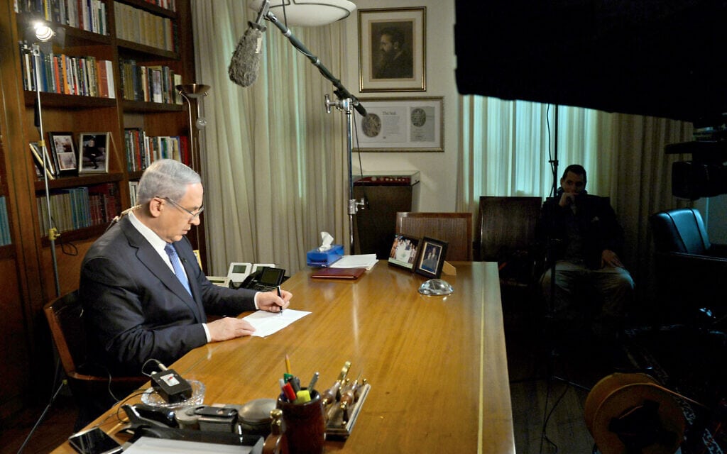 נתניהו מתכונן לריאיון עם רשת איי-בי-סי האמריקאית בלשכת ראש הממשלה, 23 בנובמבר 2014 (צילום: חיים צח/לע&quot;מ)