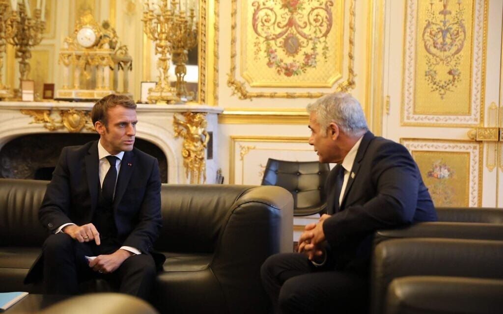 נשיא צרפת עמנואל מקרון נפגש עם שר החוץ יאיר לפיד בארמון האליזה, 30 בנובמבר 2021 (צילום: Quentin Crestinu)