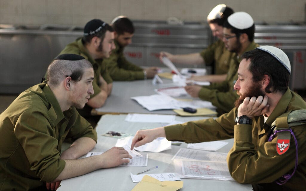 חיילי נחל חרדי בבסיס פלס בצפון בקעת הירדן (צילום: Yaakov Naumi/Flash90) חיילי נחל חרדי בבסיס פלס בצפון בקעת הירדן (צילום: Yaakov Naumi/Flash90)