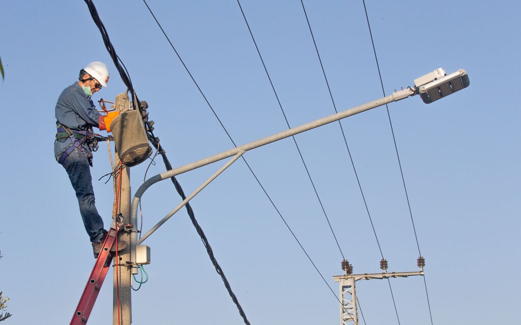 עובד של חברת החשמל מתקן תקלה ברשת החשמל, 29 באוגוסט 2020 (צילום: יוסי אלוני, פלאש 90)