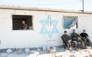 כוחות צבא שומרים על המאחז הלא חוקי אביתר לפני הפינוי, יולי 2021. בהמשך המאחז יושב מחדש והיום יש בו כמה עשרות מבני קבע, בסיס צה"ל פעיל וישיבה (צילום: Sraya Diamant/Flash90) כוחות צבא שומרים על המאחז הלא חוקי אביתר לפני הפינוי, יולי 2021. בהמשך המאחז יושב מחדש והיום יש בו כמה עשרות מבני קבע, בסיס צה"ל פעיל וישיבה (צילום: Sraya Diamant/Flash90)
