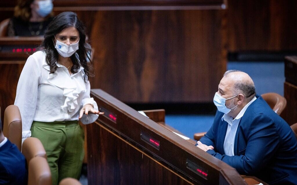 מנסור עבאס ואיילת שקד במליאת הכנסת, 11 באוקטובר 2021 (צילום: יונתן זינדל/פלאש90)