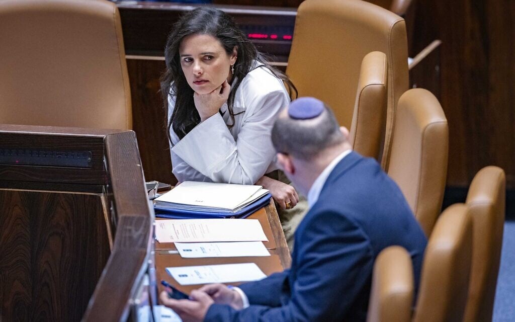 נפתלי בנט ואיילת שקד במליאת הכנסת, 11 במאי 2022 (צילום: אוליבייה פיטוסי/פלאש90)