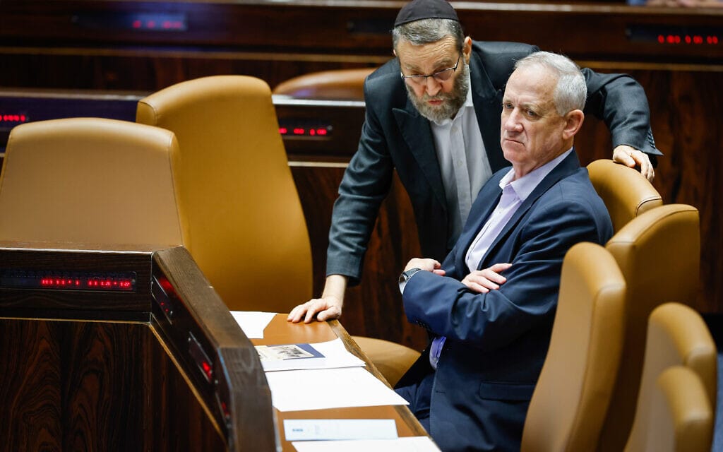 שר הביטחון בני גנץ וח&quot;כ משה גפני במליאת הכנסת, 1 ביוני 2022 (צילום: אוליבייה פיטוסי/פלאש90)