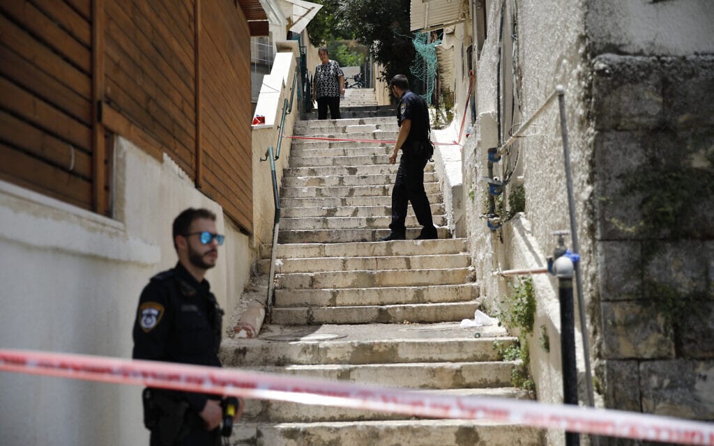 שוטרים סמוך לזירה בחיפה שבה נדקרה למוות סמר כלאסני, 12 ביוני 2022; על פי החשד, מרואן כלאסני, בעלה של המנוחה, הוא שרצח אותה (צילום: שיר טורם, פלאש 90)