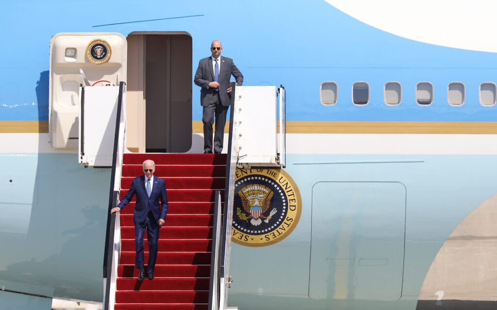 נשיא ארה&quot;ב ג&#039;ו ביידן יורד מכבש מטוס &quot;אייר פורס 1&quot; עם הגיעו לנתב&quot;ג, 13 ביולי 2022 (צילום: נועם רבקין פנטון/פלאש90)