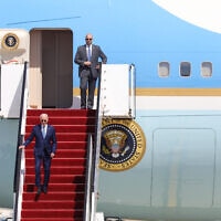 נשיא ארה"ב ג'ו ביידן יורד מכבש מטוס "אייר פורס 1" עם הגיעו לנתב"ג, 13 ביולי 2022 (צילום: נועם רבקין פנטון/פלאש90)