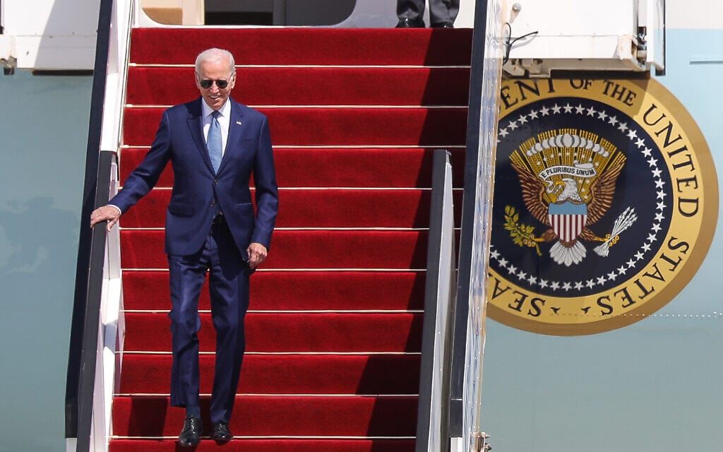 נשיא ארה&quot;ב ג&#039;ו ביידן יוצא ממטוסו בנמל התעופה בן גוריון, 13 ביולי 2022 (צילום: נועם רבקין פנטון/פלאש90)