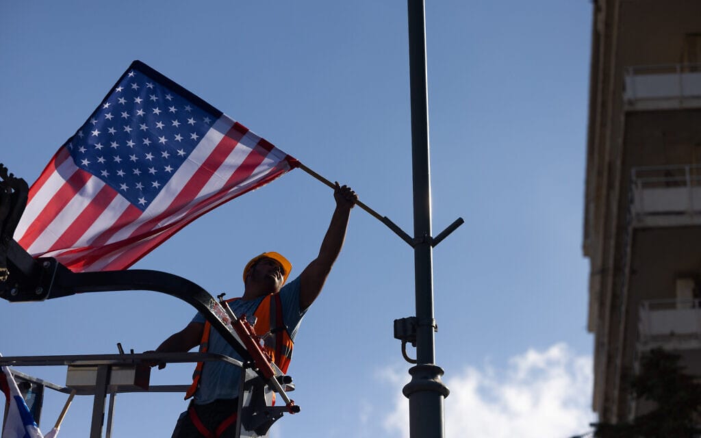 עובד עיריית ירושלים תולה את דגל ארצות הברית לקראת ביקור ג'ו ביידן בעיר, 10 ביולי 2022 (צילום: יונתן זינדל, פלאש 90)