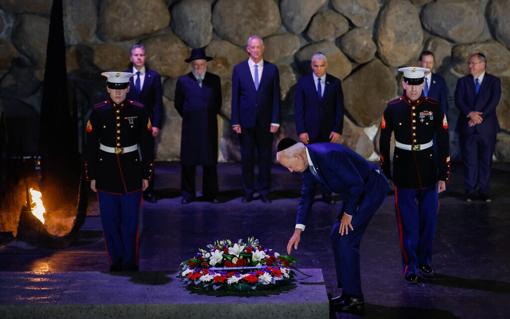 נשיא ארה"ב ג'ו ביידן מניח זר ביד ודם, 13 ביולי 2022 (צילום: Olivier Fitoussi/Flash90)