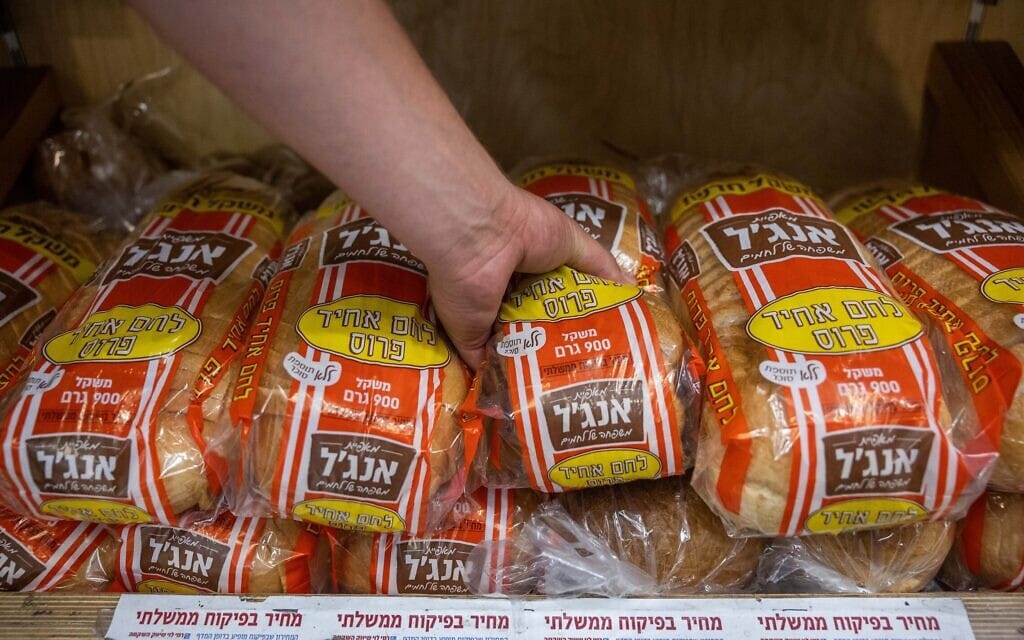 לחם אחיד פרוס למכירה ברשתות השיווק, יולי 2022 (צילום: יונתן זינדל/פלאש90)