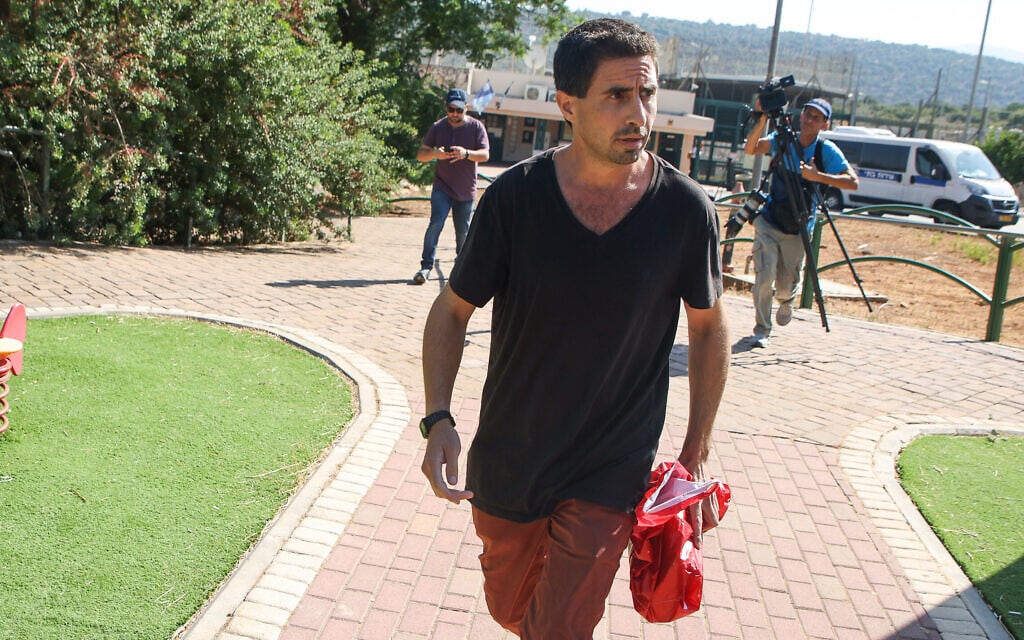 עבריין המין אלון קסטיאל משתחרר מבית הכלא חרמון, 18 ביולי 2022 (צילום: דוד כהן/פלאש90)
