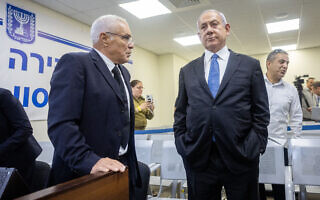 בנימין נתניהו, מלווה בעורך דינו יוסי כהן, מגיע למסור עדות מול ועדת החקירה הממלכתית לחקר אסון הר מירון, 21 ביולי 2022 (צילום: יונתן זינדל/פלאש90) בנימין נתניהו, מלווה בעורך דינו יוסי כהן, מגיע למסור עדות מול ועדת החקירה הממלכתית לחקר אסון הר מירון, 21 ביולי 2022 (צילום: יונתן זינדל/פלאש90)