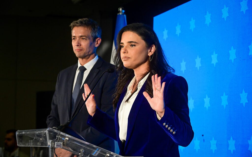 איילת שקד ויועז הנדל מציגים את רשימתם החדשה, הרוח הציונית, בכפר המכבייה ברמת גן, 27 ביולי 2022 (צילום: אבשלום ששוני, פלאש 90) איילת שקד ויועז הנדל מציגים את רשימתם החדשה, הרוח הציונית, בכפר המכבייה ברמת גן, 27 ביולי 2022 (צילום: אבשלום ששוני, פלאש 90)
