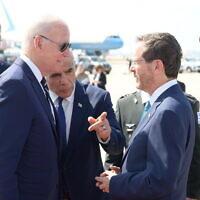 הנשיא הרצוג וראש הממשלה יאיר לפיד נפרדים מהנשיא ביידן בשדה התעופה, 15 ביולי 2022 (צילום: עמוס בן גרשום/ לע"מ)