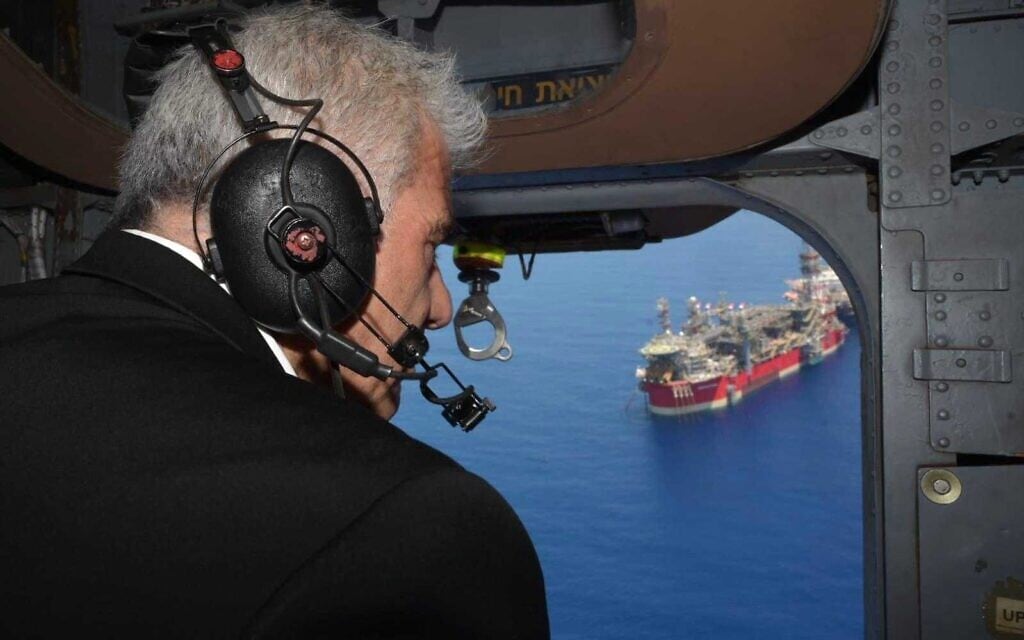 ראש הממשלה יאיר לפיד בטיסה מעל אסדת כריש, 19 ביולי 2022 (צילום: עמוס בן גרשום, לע"מ)