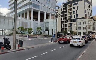 המחסום שהציב מלון קמפינסקי בשביל הגישה למבנה ברחוב הירקון בתל אביב