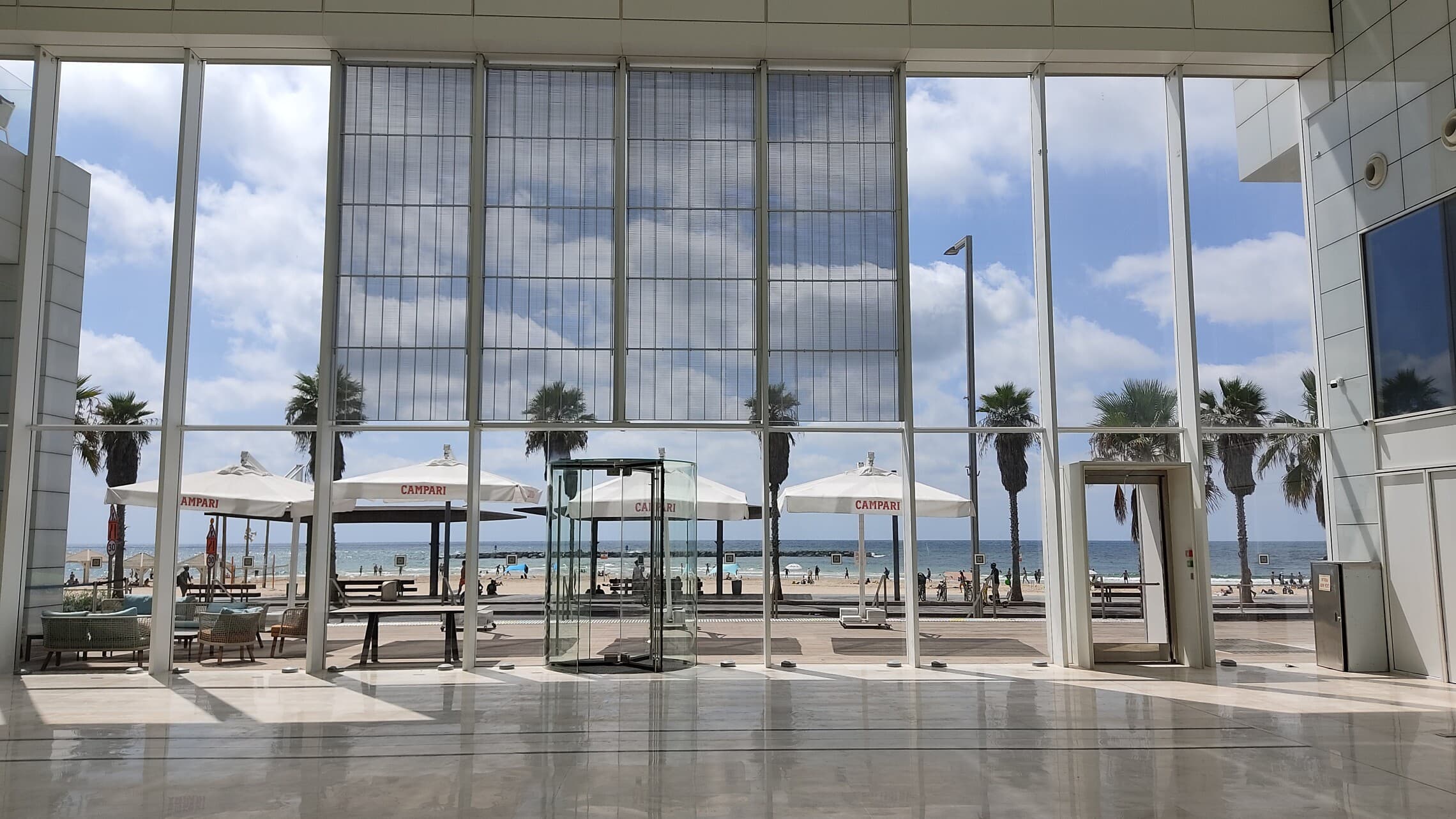 האטריום בקומת הכניסה של מלון קמפינסקי תל אביב באור יום, יולי 2022: עומד שומם, ללא מיזוג וללא ריהוט