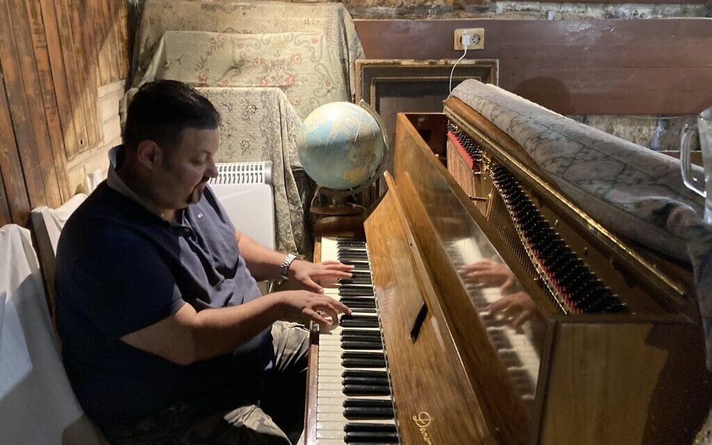 נגן הפסנתר בלה פהר מנגן בפאב גיירו, בודשפט, 16 במאי 2022 (צילום: יעקב שוורץ)